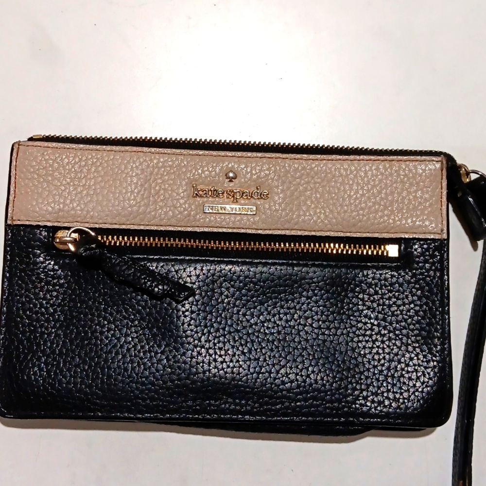 EUC Kate Spade New York Pebbled Leather Wristlet Colorblock Cream/Navyblue